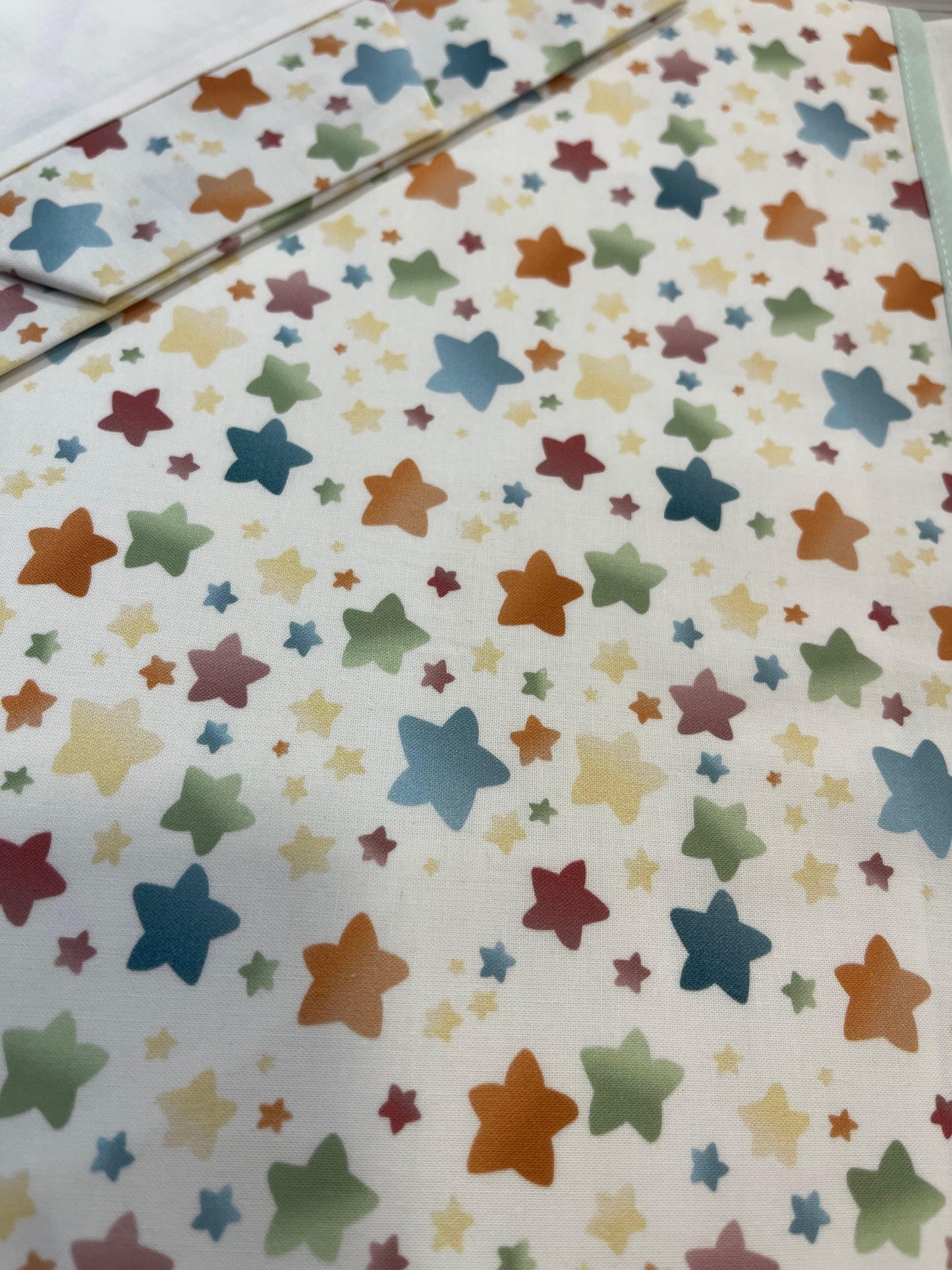 Sábana cuna 60x120cm estrellas multicolor